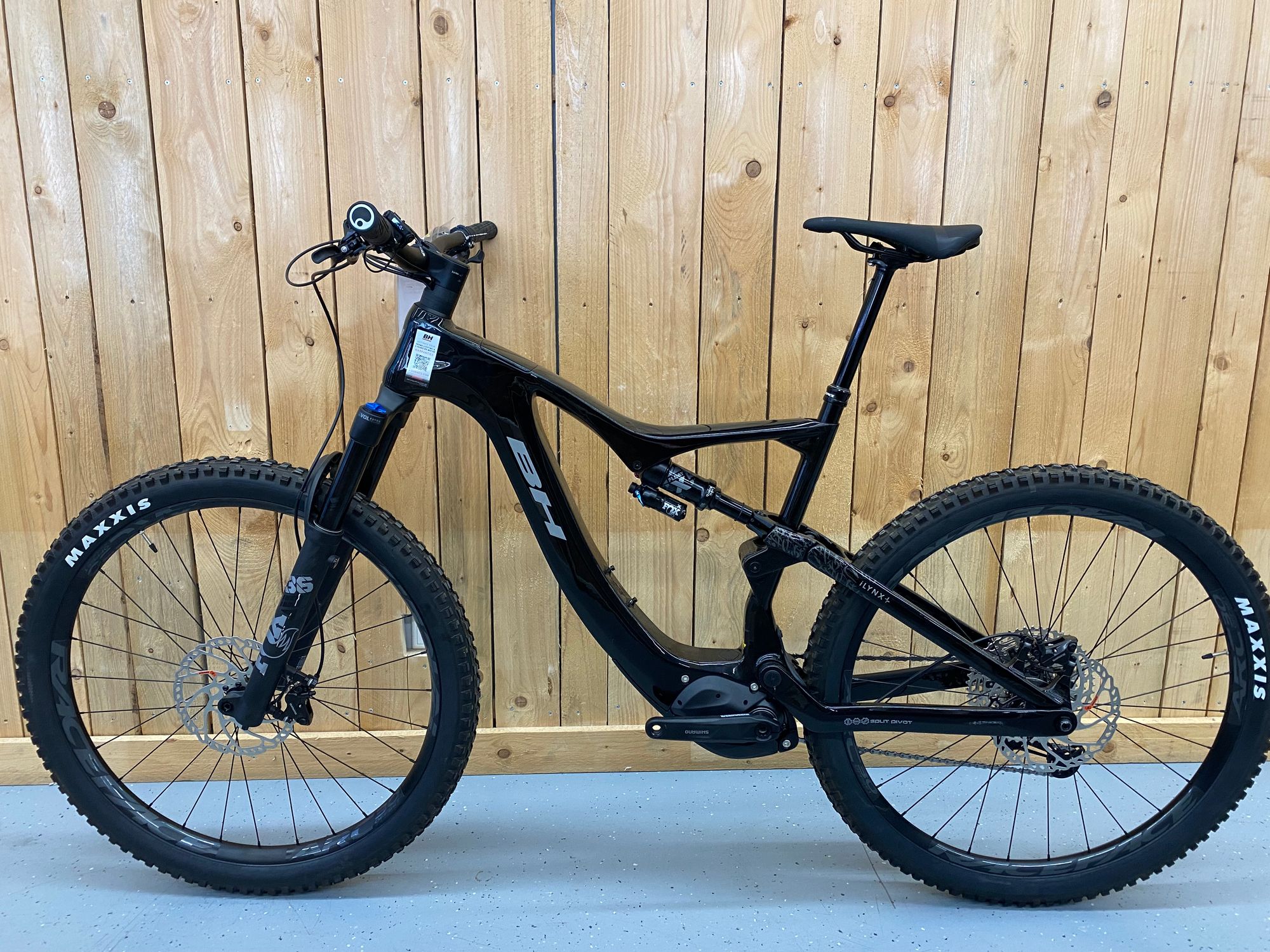 bh-ES873-nss-E-Bike-BH-iLynx-trail-8-7-Fully-12G-540Wh-29-P801-Carbon-85Nm-nss-black-silver-silver-117879.jpeg E-Bike BH iLynx+ trail 8.7 Fully 12G 540Wh 29" P801 Carbon 85Nm nss black/silver/silver – Image 1