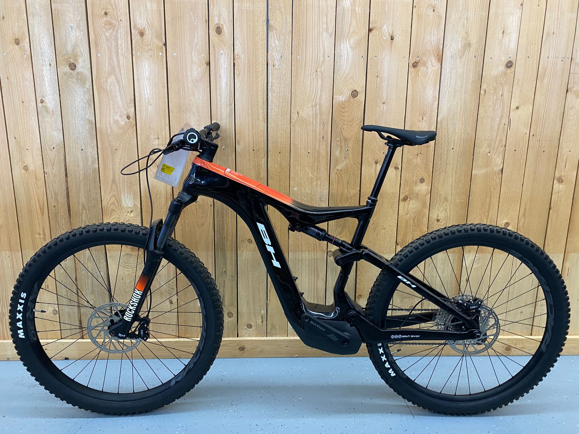 E-MTB ATOMx Lynx Pro 8.2 Fully 29" 720Wh 90Nm 11Gang Carbon nwo black/white/orange